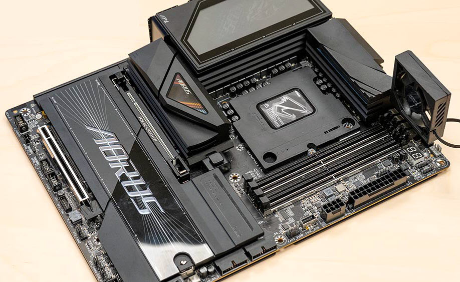 مادربرد نمونه Z990 گیگابایت